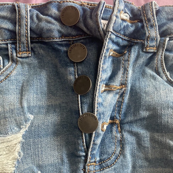 rips in the front and small rips on the sides and stretchy material - Picture 3 of 3